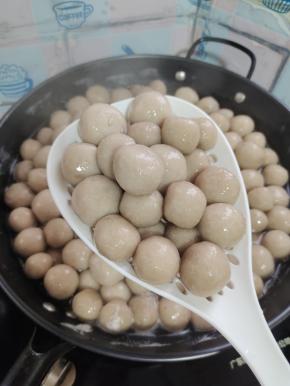 当丸子全部煮熟后，它会膨胀变大，全部漂浮在表面，掀掉锅盖，过一会儿它就会缩回去，这样表明丸子就已经熟啦！