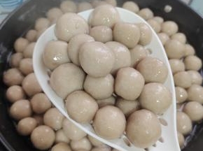 当丸子全部煮熟后，它会膨胀变大，全部漂浮在表面，掀掉锅盖，过一会儿它就会缩回去，这样表明丸子就已经熟啦！