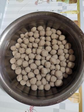 煮好的丸子放入凉水中过凉！（多换几次冷水，这样可以加快丸子变凉！）过凉后的丸子会变得更加Q弹好吃！