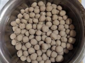 煮好的丸子放入凉水中过凉！（多换几次冷水，这样可以加快丸子变凉！）过凉后的丸子会变得更加Q弹好吃！