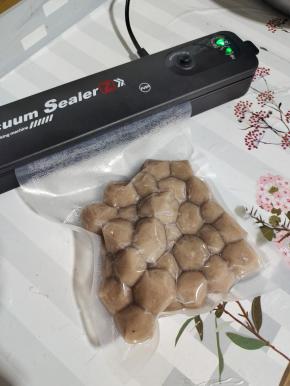 过凉控水后的丸子，放入保鲜袋中，抽真空包装，放入冰箱冷冻保存！什么时候想吃了拿出来吃，非常的方便！还可以烫火锅！