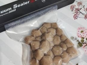 过凉控水后的丸子，放入保鲜袋中，抽真空包装，放入冰箱冷冻保存！什么时候想吃了拿出来吃，非常的方便！还可以烫火锅！
