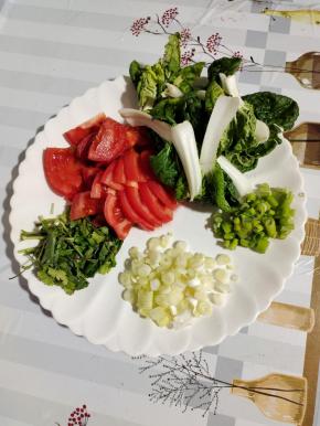 大葱葱白和葱叶分开，分别切成末，西红柿去蒂切成小块，香菜洗净切成段，小青菜洗净备用！