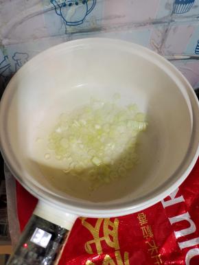 锅烧热放入猪油融化，放入葱白爆香！