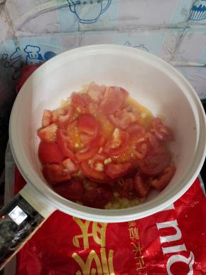 放入西红柿炒至软烂出汁儿！