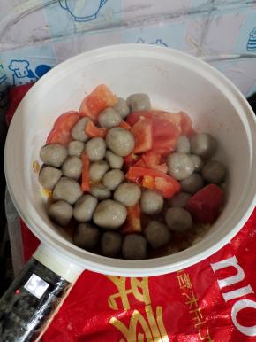 放入芋头丸子翻炒均匀！