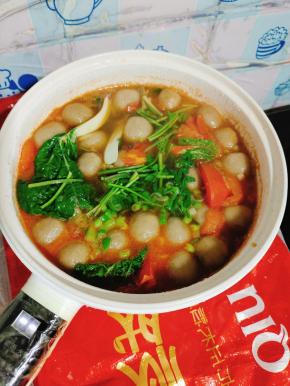 起锅前放入适量的鸡精，葱花，香菜段即可！