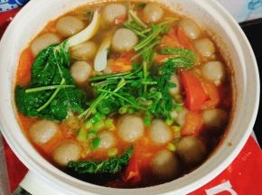 起锅前放入适量的鸡精，葱花，香菜段即可！