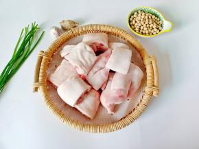 猪蹄剁成小块。