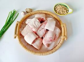 猪蹄剁成小块。