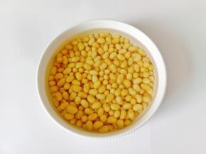 黄豆用温水泡发。