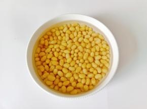 黄豆用温水泡发。