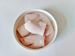 猪蹄用清水浸泡出血水。