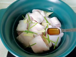 猪蹄冷水下锅，加葱段，姜片，料酒开大火焯水。