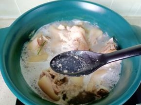 焯水时记得撇去浮沫。