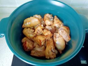 锅里放油，冰糖炒出糖色，加猪蹄翻炒均匀。