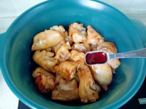 加蚝油三勺翻炒均匀。