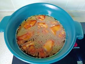 加水没过猪蹄，加姜片，大料。