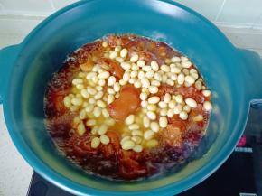 最后加入浸泡好的黄豆开大火炖煮。