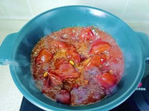 炖煮到猪蹄软烂加盐，开大火收汁。