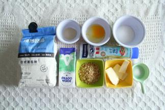 准备面包部分材料。