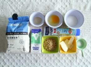准备面包部分材料。