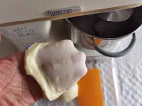 打好的面团取出折叠收圆，取一小块检查，扯开比较结实的半透明膜。收圆后放入发酵盒，28度进行一发。