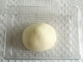 发酵至2倍大。手指蘸粉戳洞，不立刻塌陷回弹。