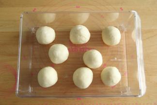 折叠按压排气，分成8份，60克一个面团。滚圆后盖保鲜膜松弛20分钟。