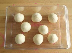 折叠按压排气，分成8份，60克一个面团。滚圆后盖保鲜膜松弛20分钟。