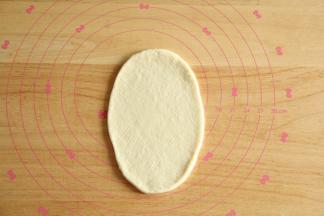 取一面团擀开成长方形。