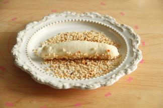 表面刷上一层水，蘸上满满一层榛子碎。