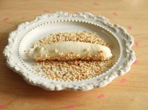 表面刷上一层水，蘸上满满一层榛子碎。