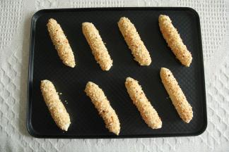 收口在下，排放在烤盘上。