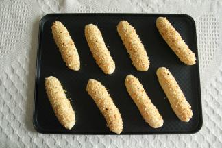 轻按表面，回弹缓慢，快发酵完成提前取出，预热烤箱上下190度。