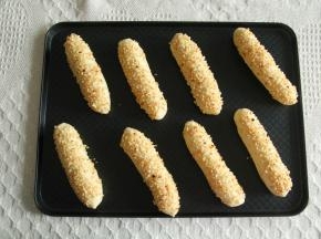 轻按表面，回弹缓慢，快发酵完成提前取出，预热烤箱上下190度。