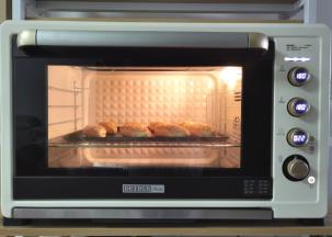 放入中层偏下，上下180度，烤22分钟。上色满意及时加盖锡纸。