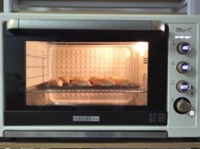 放入中层偏下，上下180度，烤22分钟。上色满意及时加盖锡纸。