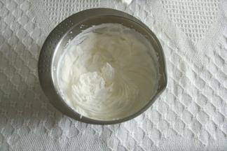 烤制期间，淡奶油加糖打到裱花状态。装入裱花袋，6或8齿裱花嘴。