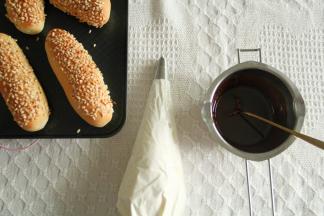 巧克力加椰子油隔热水融化。烤好的面包取出振一下热气，冷凉后组装。