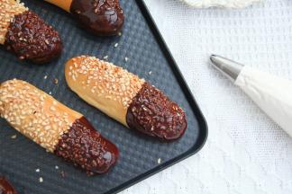 冷凉好的面包，蘸上一半巧克力，晾到凝固。