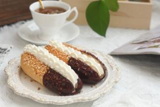 齿刀将面包中间切开不切断，挤上2-3层奶油！完美！