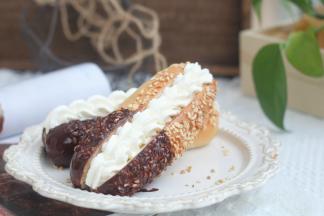 微苦的巧克力配奶油不会腻！夹馅的面包是需要密封冷藏的，防止奶油和巧克力融化，自制美味巧克力奶油面包学会了么？