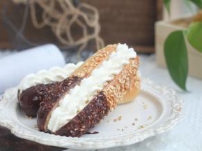 微苦的巧克力配奶油不会腻！夹馅的面包是需要密封冷藏的，防止奶油和巧克力融化，自制美味巧克力奶油面包学会了么？