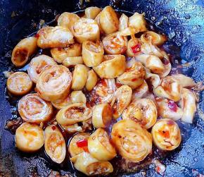 最后放入盐和味精调味均匀即可使其肥肠均匀的裹上调味料即可出锅享用