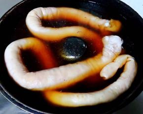 锅中倒入适量清水放入肥肠和调味盒再放入调味料一品鲜酱油、蚝油、料酒、糖大火煮起来大约煮四十分钟左右煮至肥肠熟透而不软烂即可