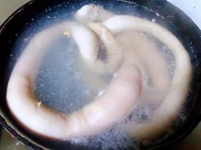 锅中烧开水放入肥肠焯水去除杂质和油脂后立即放人冷水中过凉