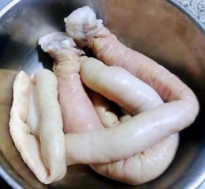 肥肠再次多冲洗几遍洗净沥干水分备用