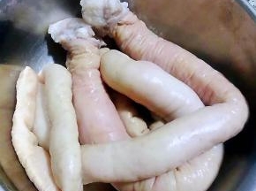 肥肠再次多冲洗几遍洗净沥干水分备用