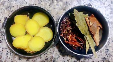 准备辅料姜片、花椒、八角、香叶、桂皮装入调味盒中